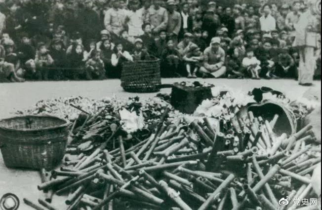 1950年2月24日，政務(wù)院發(fā)出《關(guān)于嚴(yán)禁鴉片煙毒的通令》。圖為政府收繳的煙具和賭具。