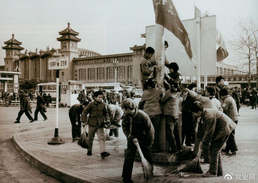 　　1981年2月25日，全國總工會等九個單位發(fā)出倡議，開展“五講四美”文明禮貌活動。圖為北京鐵路一小的少先隊員在北京站西街打掃衛(wèi)生。