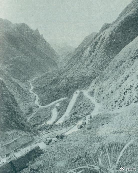 　　1935年2月18日至21日，紅軍奪取桐梓、占領(lǐng)婁山關(guān)、再克遵義城，取得了殲滅和擊潰國(guó)民黨軍2個(gè)師又8個(gè)團(tuán)的大勝利。圖為黔北要隘婁山關(guān)。