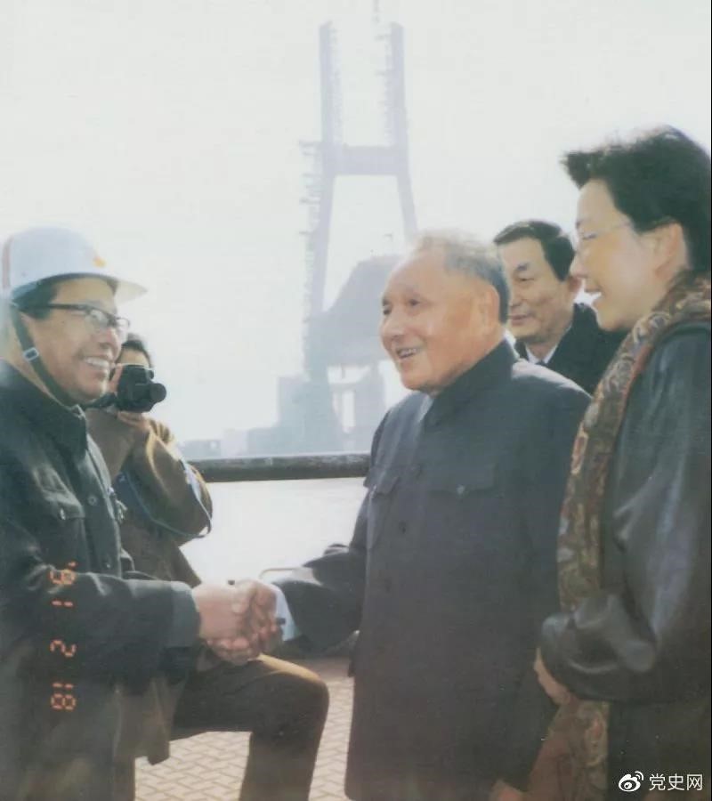 1991年2月18日，鄧小平視察上海南浦大橋工地時(shí)同大橋工程設(shè)計(jì)人員握手。