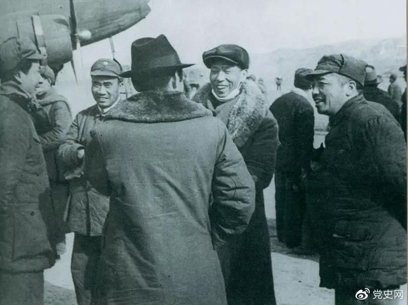 1946年2月19日，毛澤東等在延安機場迎接從重慶回延安匯報工作的周恩來。