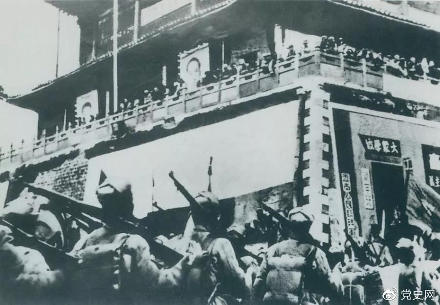 1950年2月20日，人民解放軍進(jìn)駐昆明。