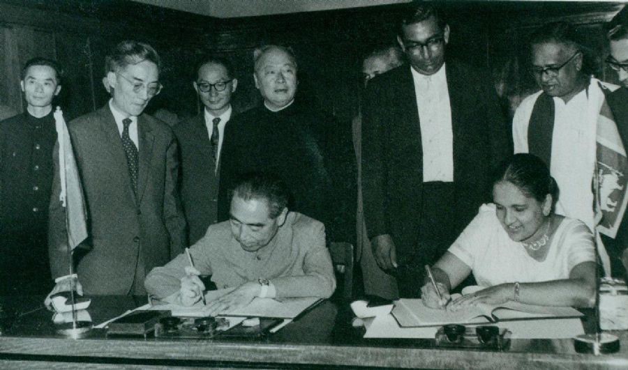　　1964年2月26日至29日，周恩來訪問錫蘭（今斯里蘭卡）時，和總理西麗馬沃·班達(dá)拉奈克夫人簽署中錫聯(lián)合公報。