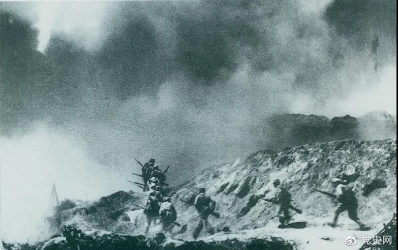 　　1948年2月28日至3月3日，西北野戰(zhàn)軍發(fā)起宜川戰(zhàn)役，殲滅國民黨軍2.9萬余人，取得了轉(zhuǎn)入外線作戰(zhàn)后的第一個大勝利。圖為部隊(duì)攻占瓦子街。 