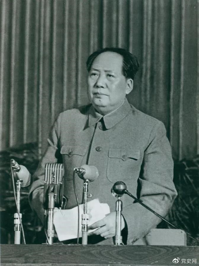 　　1957年2月27日，毛澤東在最高國(guó)務(wù)會(huì)議第十一次（擴(kuò)大）會(huì)議上發(fā)表《如何處理人民內(nèi)部的矛盾》（后改為《關(guān)于正確處理人民內(nèi)部矛盾的問題》）講話。