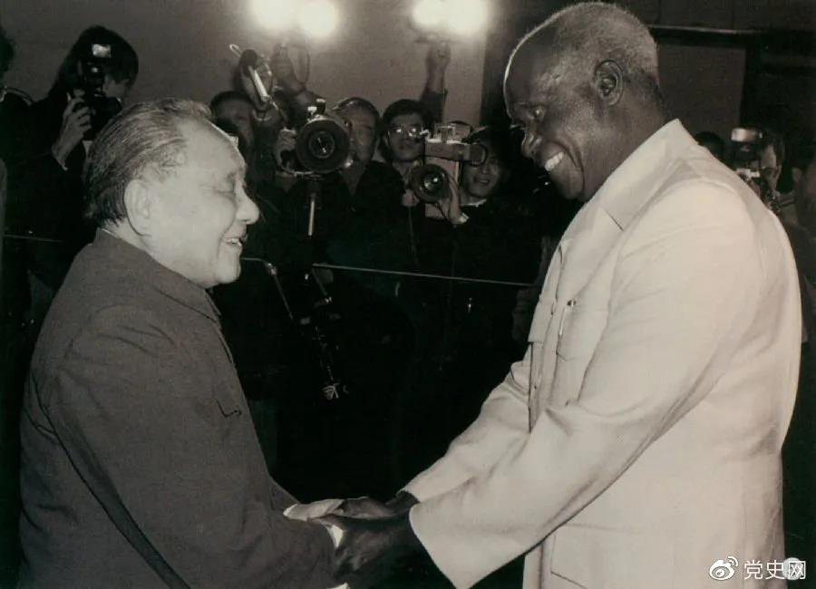 1988年3月1日，鄧小平在北京會(huì)見贊比亞總統(tǒng)肯尼斯·戴維·卡翁達(dá)。