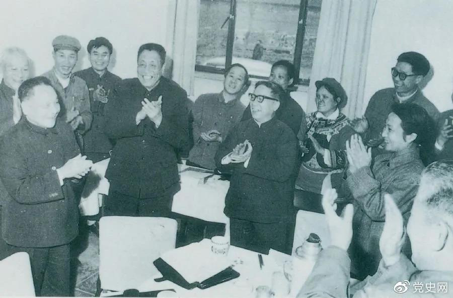 1978年3月2日，鄧小平到五屆全國人大一次會(huì)議云南和四川省代表團(tuán)看望代表們。