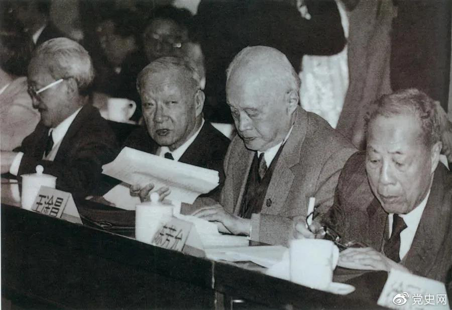 1986年3月，由4位老科學家倡議，經(jīng)鄧小平批示，中國制定實施了高技術(shù)研究發(fā)展計劃。圖為“863”計劃的4位倡導(dǎo)人王大珩（左2）、王淦昌（左3）、楊嘉墀（左1）、陳芳允（左4）。