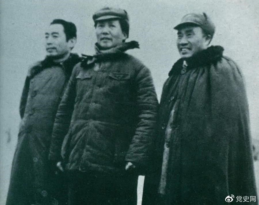 1946年3月4日，毛澤東和朱德、周恩來(lái)在延安機(jī)場(chǎng)。