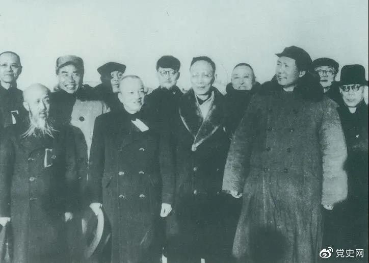 1949年3月，各界人士代表在北京西苑機(jī)場(chǎng)同毛澤東、朱德等留影。
