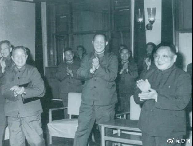 1978年3月，鄧小平和參加五屆人大一次會議的解放軍代表在一起。