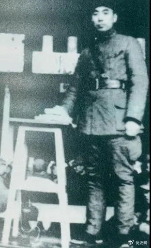1939年3月10日，周恩來(lái)為新四軍排以上干部作題為《目前形勢(shì)與新四軍任務(wù)》的報(bào)告。
