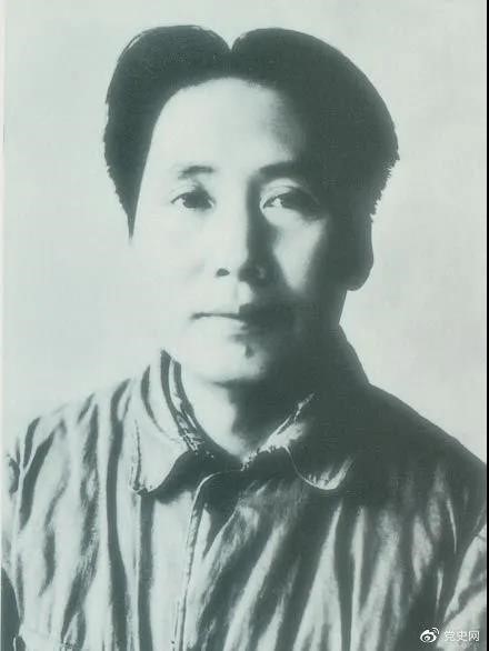 1940年3月11日  毛澤東在黨的高級(jí)干部會(huì)議上作題為《目前抗日統(tǒng)一戰(zhàn)線中的策略問(wèn)題》的報(bào)告。