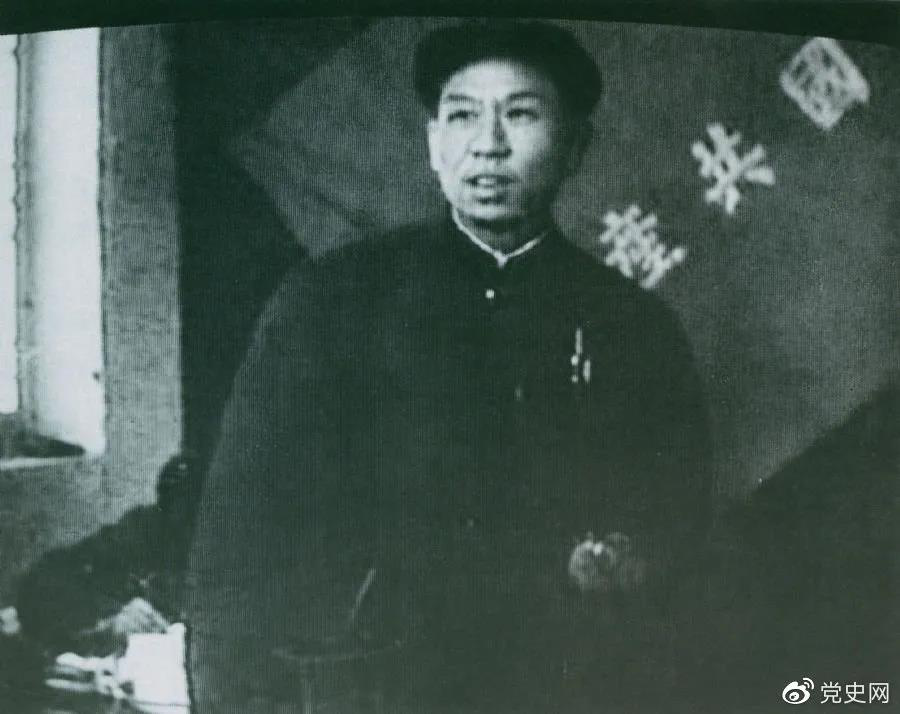 1949年3月，劉少奇在中共七屆二中全會(huì)上發(fā)言。