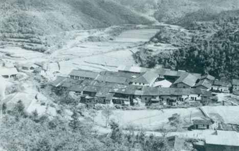 1929年3月14日，毛澤東同朱德指揮紅四軍進攻長嶺寨，殲敵兩千余人，擊斃敵旅長郭鳳鳴，乘勝占領長汀城。圖為長嶺寨。