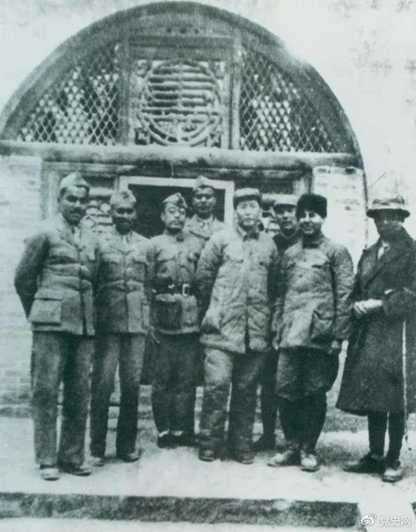 1939年3月15日，毛澤東在延安會(huì)見印度援華醫(yī)療隊(duì)全體人員。