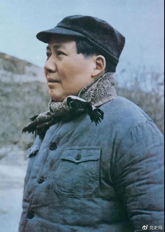 　　1947年3月18日，中共中央機(jī)關(guān)主動(dòng)撤離延安。毛澤東和周恩來(lái)、任弼時(shí)等繼續(xù)留在陜北，指揮全國(guó)人民解放戰(zhàn)爭(zhēng)。這是轉(zhuǎn)戰(zhàn)陜北前夕的毛澤東。