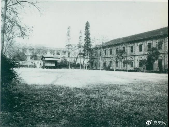 　　1927年3月18日，毛澤東出席在武昌舉行的河南武裝農(nóng)民代表大會(huì)，并作湖南農(nóng)運(yùn)狀況報(bào)告。圖為大會(huì)會(huì)場(chǎng)——武昌農(nóng)講所大操場(chǎng)。