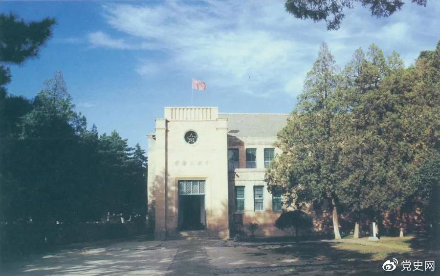 楊家?guī)X革命舊址，位于延安城西北約3公里，是中共中央1938年11月至1947年3月的所在地。
