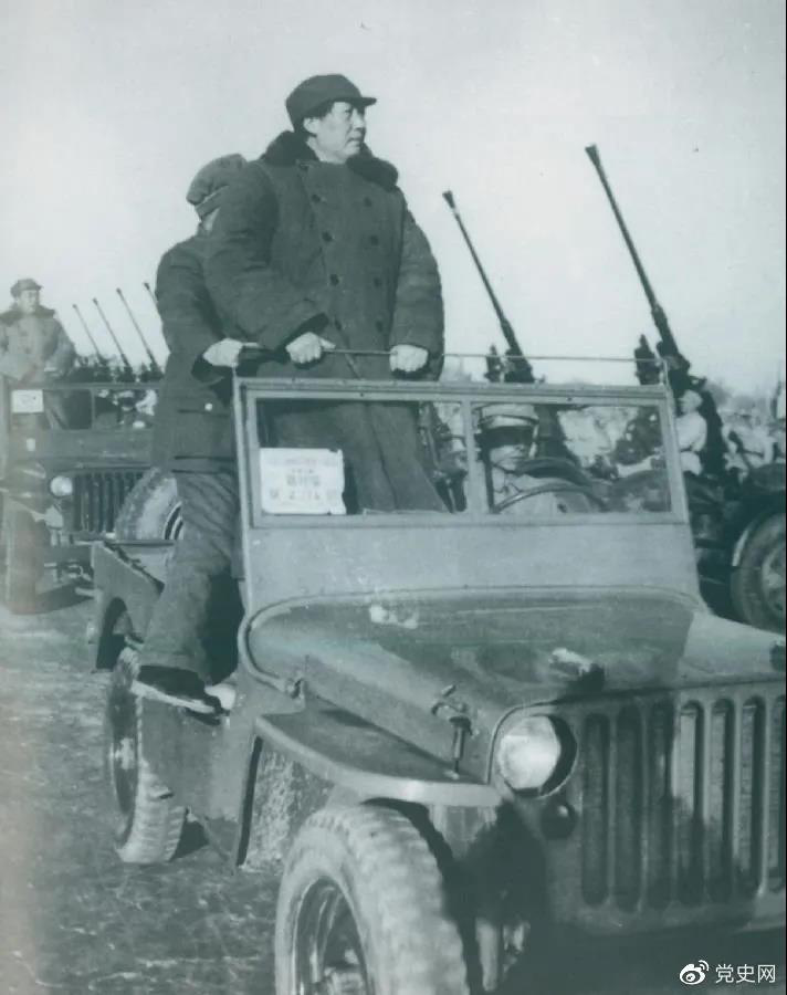 1949年3月25日，毛澤東在北平西苑機(jī)場檢閱部隊(duì)。