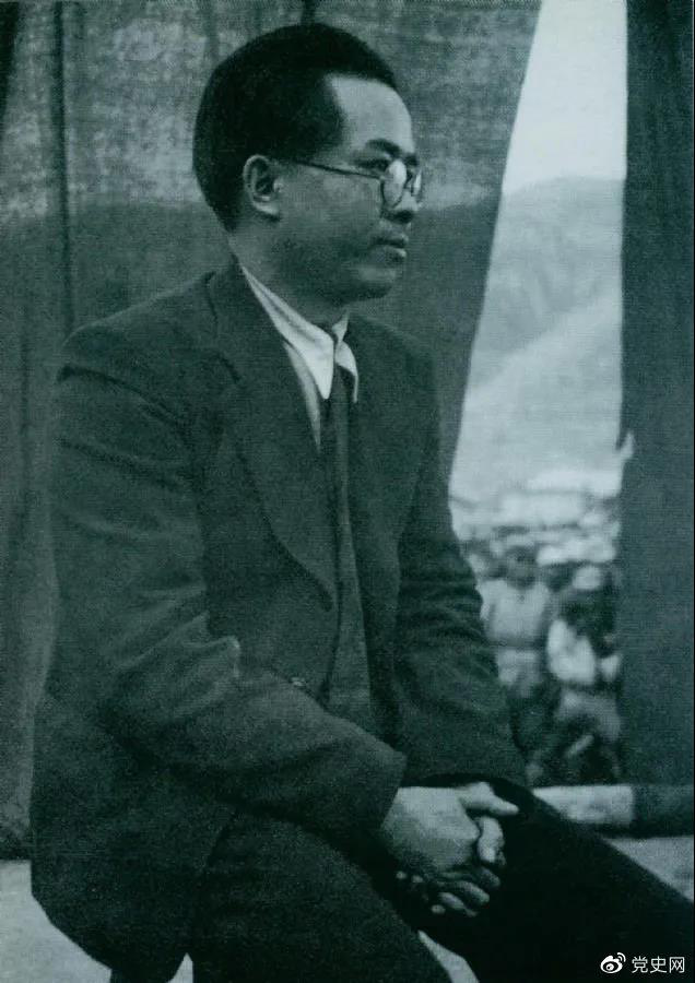 1940年3月26日，任弼時(shí)結(jié)束中共駐共產(chǎn)國(guó)際代表的工作回到延安。圖為他在歡迎大會(huì)上