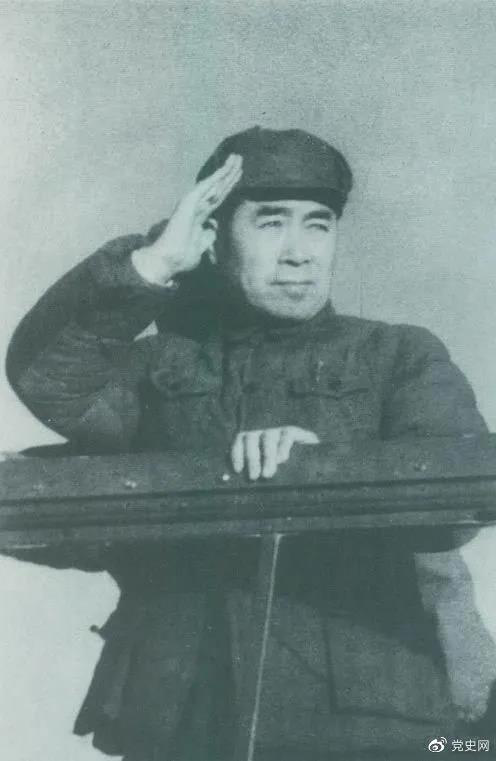 1949年3月，中共中央進(jìn)入北平。圖為周恩來在北平機(jī)場(chǎng)檢閱部隊(duì)。