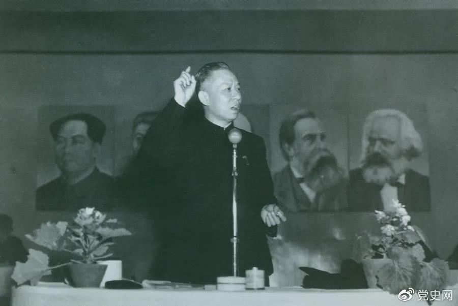 1951年3月28日，劉少奇在第一次全國組織工作會議上作報告。