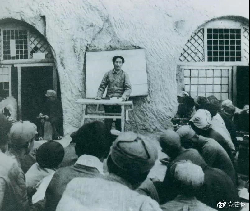 1938年4月，毛澤東在魯迅藝術學院講演。