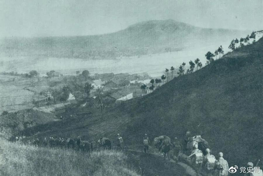 1945年4月6日，太行部隊等向白晉、同蒲沿線上的日軍展開攻擊。這是八路軍向祁縣開進(jìn)。