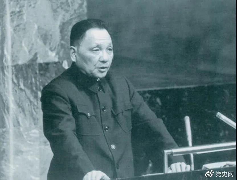 1974年4月10日，鄧小平在聯(lián)合國大會第六屆特別會議上發(fā)言。