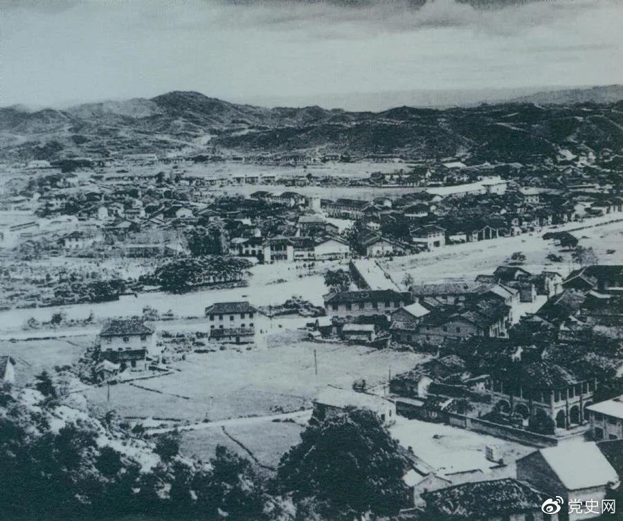 1928年4月，朱德率領(lǐng)南昌起義余部到達(dá)井岡山，與毛澤東領(lǐng)導(dǎo)的部隊(duì)勝利會師。圖為會師地點(diǎn)礱市全景。