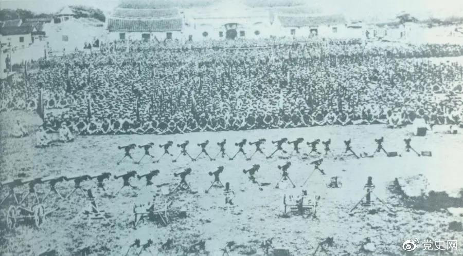 1932年4月20日，由紅一軍團(tuán)和紅五軍團(tuán)組成的東路軍攻占漳州，圖為攻占漳州后的部隊(duì)情形。