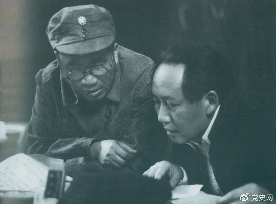 1945年4月，毛澤東和朱德在中國共產(chǎn)黨第七次全國代表大會上。