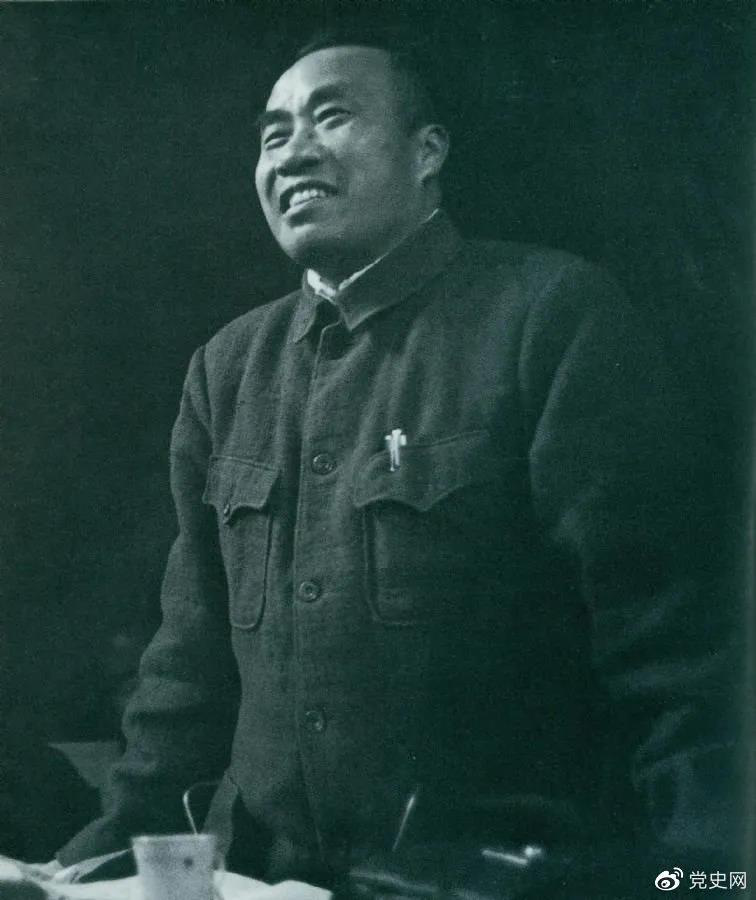 1945年4月25日，朱德在中國共產(chǎn)黨第七次全國代表大會上作題為《論解放區(qū)戰(zhàn)場》的軍事報告。