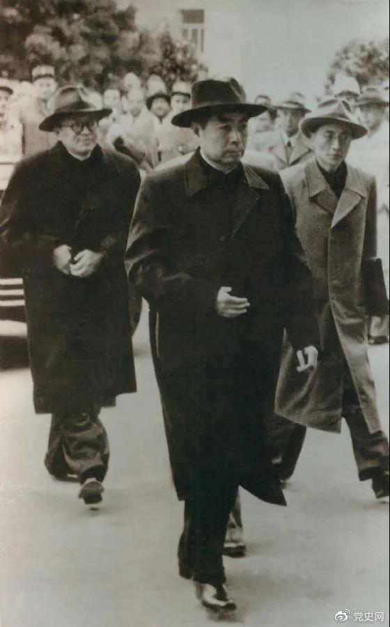 1954年4月26日，日內(nèi)瓦會議開幕。圖為周恩來率中國代表團進入會場。