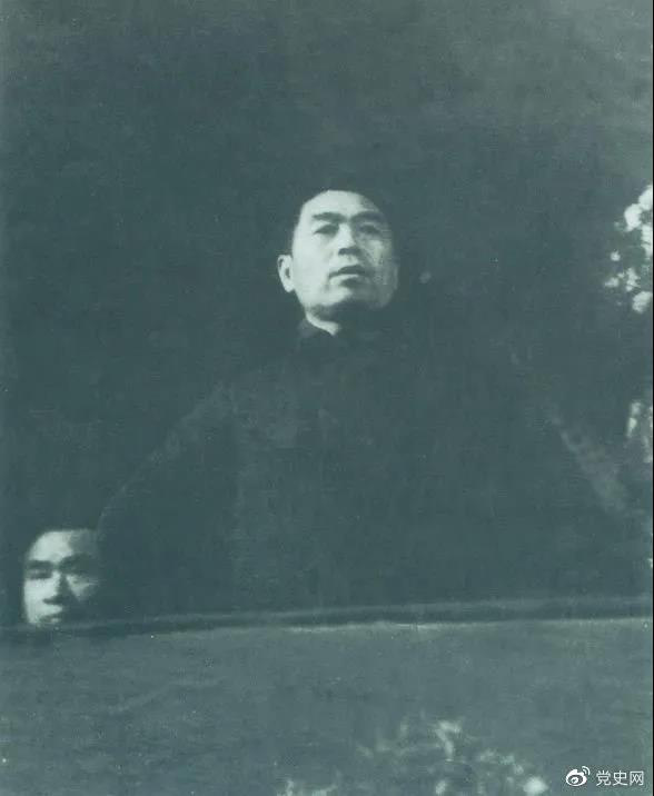 圖為周恩來在中國共產(chǎn)黨第七次全國代表大會上發(fā)言。
