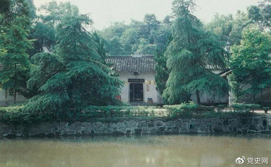 圖為任弼時(shí)故居。1904年4月30日，任弼時(shí)出生在湖南省湘陰縣熟塘鄉(xiāng)唐家橋（今屬汨羅市）。