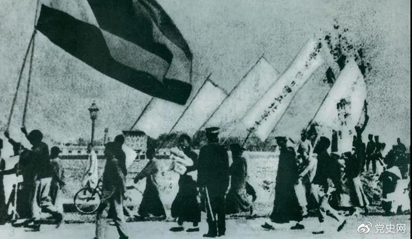 1919年5月4日，北京爆發(fā)學(xué)生反帝愛國運動。這是北京大學(xué)學(xué)生的示威游行隊伍。