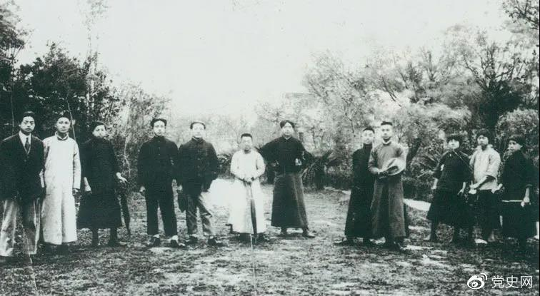 1920年5月8日，新民學(xué)會部分會員在上海半淞園合影。左七為毛澤東。