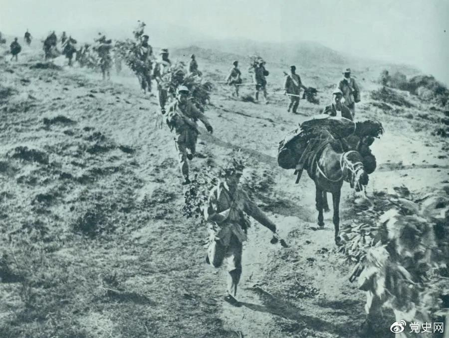 圖為1947年5月在孟良崮戰(zhàn)役中，華東野戰(zhàn)軍向孟良崮挺進。