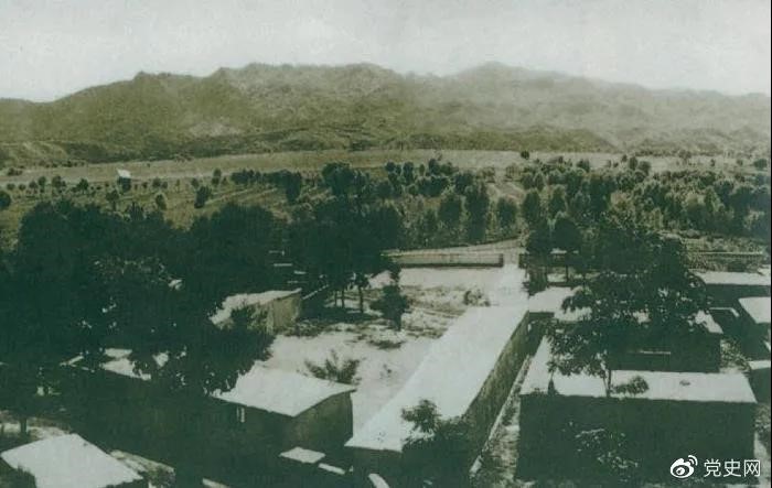 1948年5月，中共中央和人民解放軍總部由陜北遷到河北平山縣西柏坡。圖為中央領(lǐng)導(dǎo)人辦公處所俯瞰。