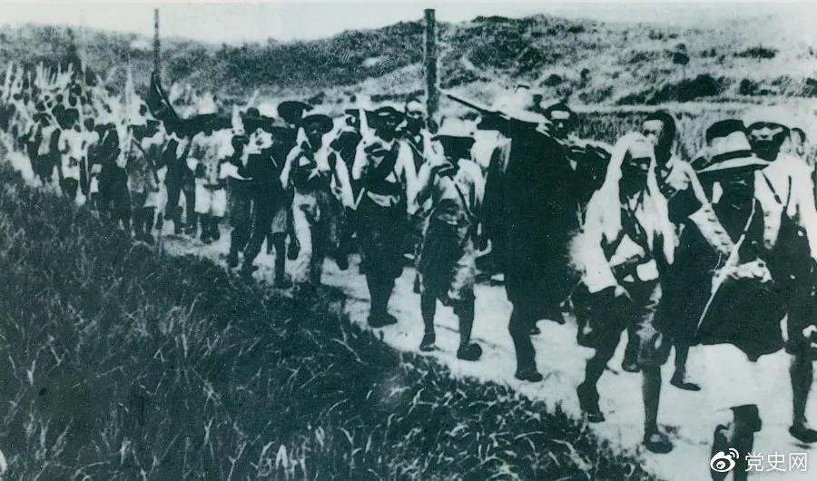 　　1931年5月16日至31日，紅一方面軍在毛澤東、朱德指揮下，連續(xù)打了5個(gè)勝仗，殲敵3萬(wàn)余人，繳槍2萬(wàn)余支，打退了國(guó)民黨軍隊(duì)的第二次“圍剿”。圖為行軍中的紅軍。
