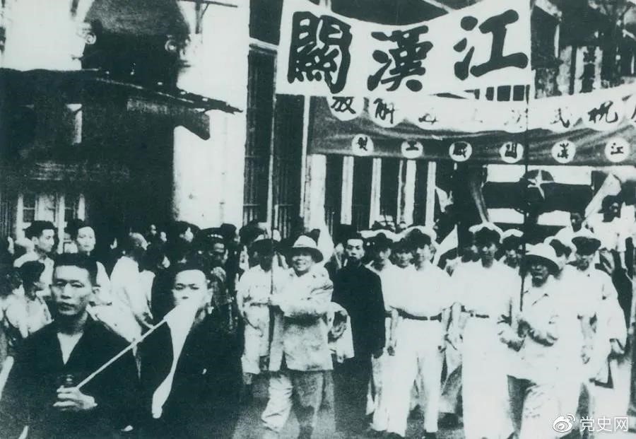 1949年5月17日，第四野戰(zhàn)軍解放武漢。圖為武漢人民歡慶解放。