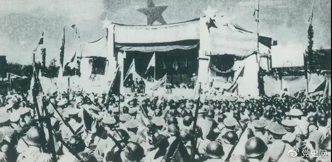 1950年5月19日，人民解放軍解放舟山群島。圖為舟山軍民舉行慶祝解放大會(huì)。