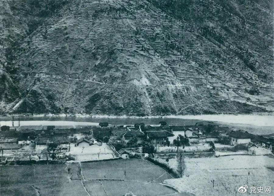 　　1935年5月25日，紅一方面軍到達大渡河南岸的安順場。紅軍17名勇士靠一葉孤舟強渡大渡河，為沿大渡河左岸北上的部隊打開了一條通道。圖為安順場一角。