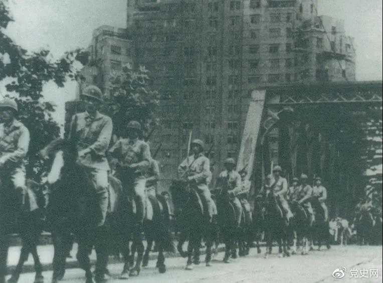 　　1949年5月，人民解放軍殲滅退守上海的敵軍15萬人，解放了這個中國最大的城市。圖為解放軍進駐上海。