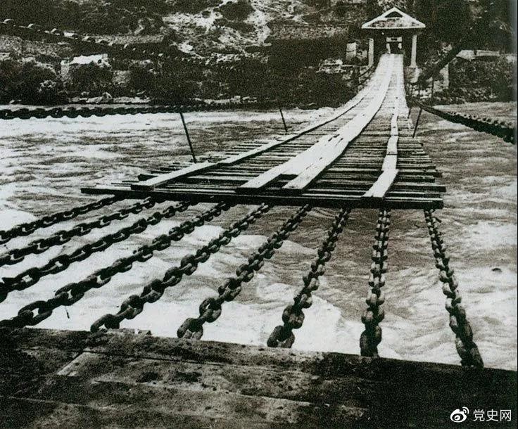 　　1935年5月29日，中央紅軍左縱隊(duì)先頭部隊(duì)在瀘定橋西頭發(fā)起奪橋戰(zhàn)斗，勝利搶占大橋。圖為瀘定橋。