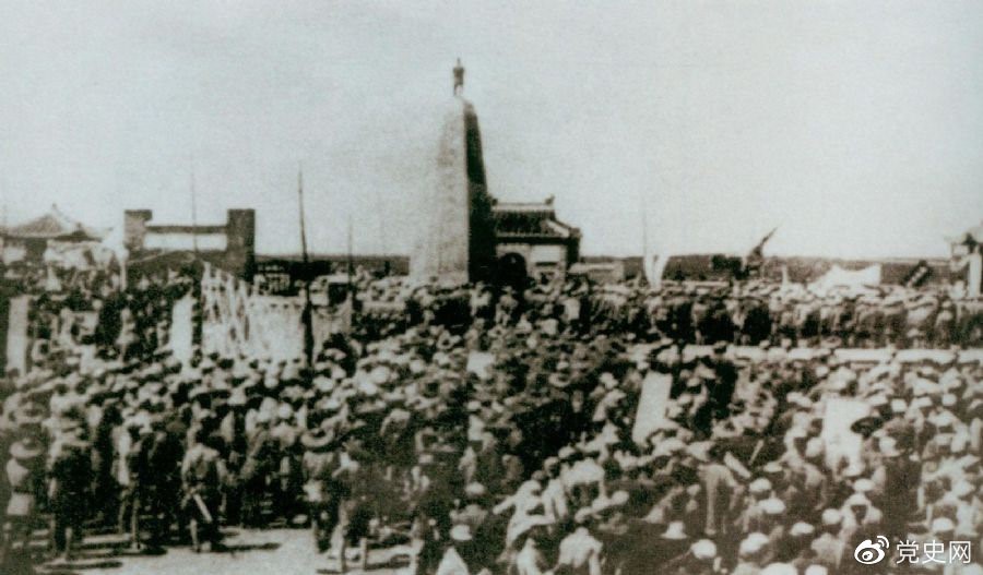 　　1931年6月，紅七軍到達(dá)中央革命根據(jù)地江西興國縣，編入彭德懷率領(lǐng)的紅三軍團(tuán)。圖為當(dāng)時(shí)會(huì)師的情形。