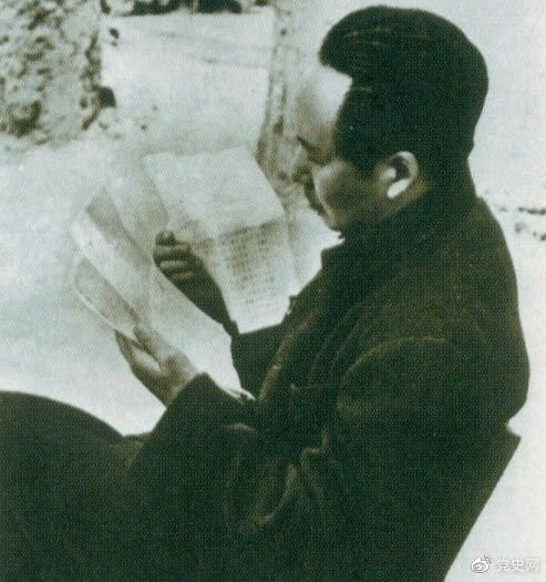 　　1946年6月，國(guó)民黨撕毀停戰(zhàn)協(xié)定和政協(xié)決議，挑起全面內(nèi)戰(zhàn)。這是毛澤東在延安審閱有關(guān)自衛(wèi)反擊的電報(bào)。