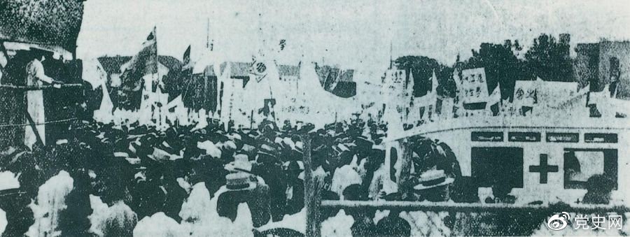 　　1925年6月7日，中國(guó)共產(chǎn)黨通過(guò)上?？偣?huì)聯(lián)合上海學(xué)生聯(lián)合會(huì)、上海各馬路商界聯(lián)合會(huì)等，成立了上海反帝運(yùn)動(dòng)的領(lǐng)導(dǎo)機(jī)關(guān)——工商學(xué)聯(lián)合會(huì)。11日，在該會(huì)的主持下，上海20萬(wàn)群眾集會(huì)，通過(guò)了逞兇、賠償、取消領(lǐng)事裁判權(quán)等17項(xiàng)對(duì)外交涉條件。圖為大會(huì)盛況。